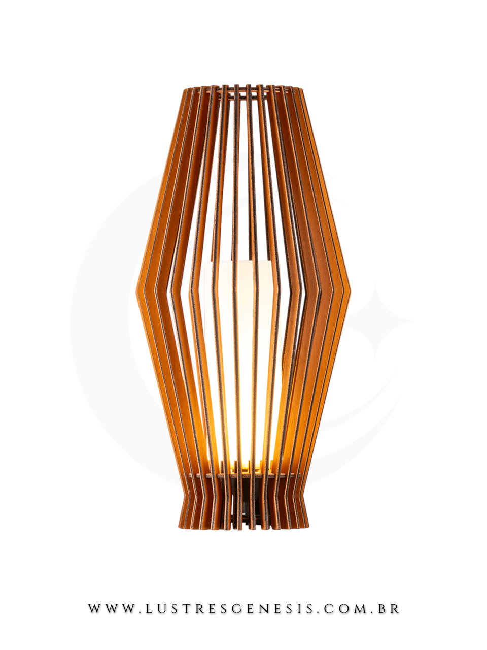 Luminária de chão Palmeira Ø32x64cm com acabamento em madeira imbuia, iluminando uma sala de estar moderna com sofá cinza, tapete felpudo e decoração de quadros na parede.